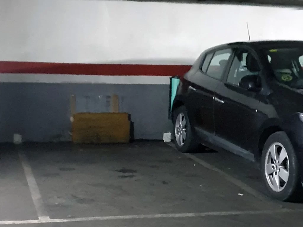 Parking en venta en calle Rafael de Campalans, muy cerca del Metro L1 Santa Eulalia