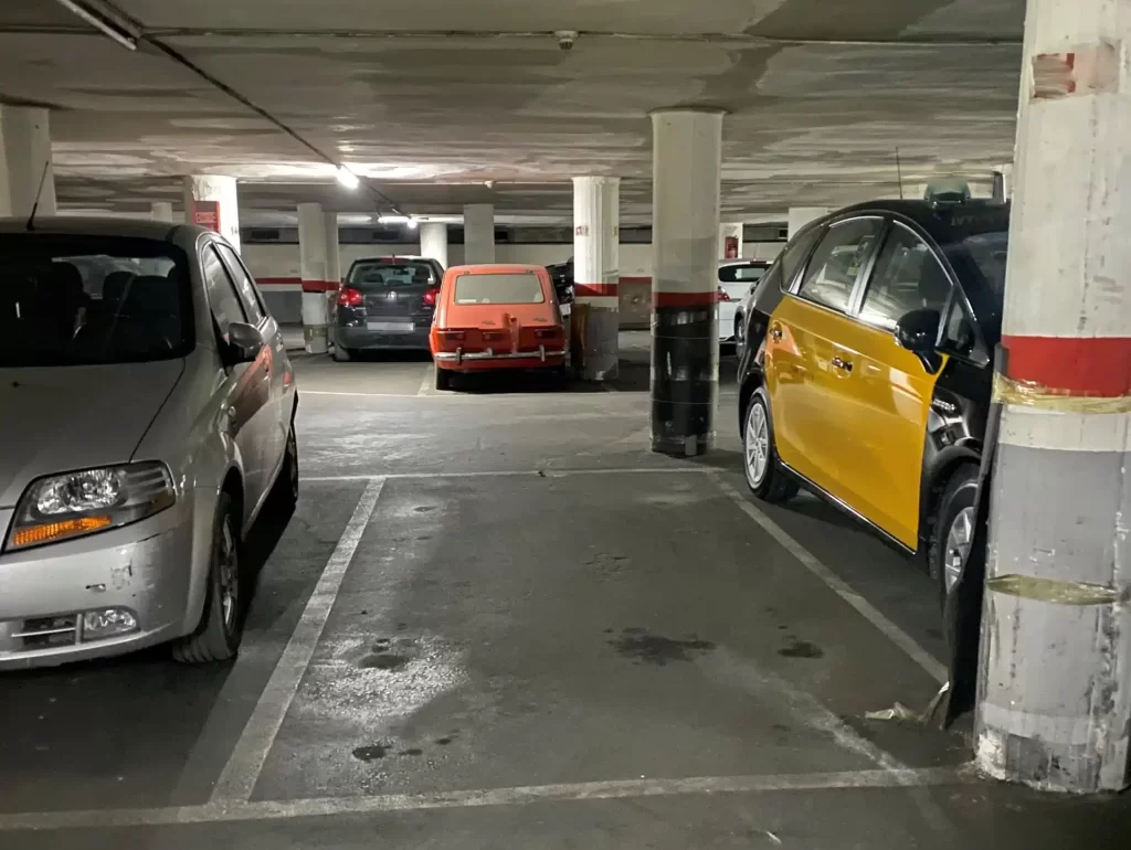 Compra venta y alquiler de pisos. Venta de plaza de parking para coche mediano