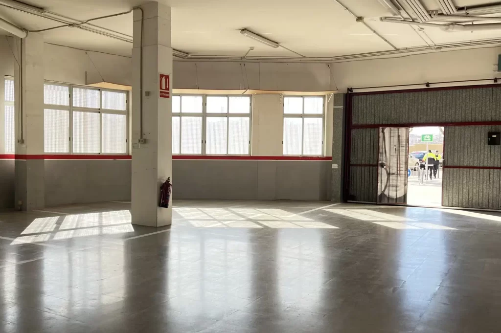 Compra venta y alquiler de pisos. Venta de dos locales juntos en Barcelona