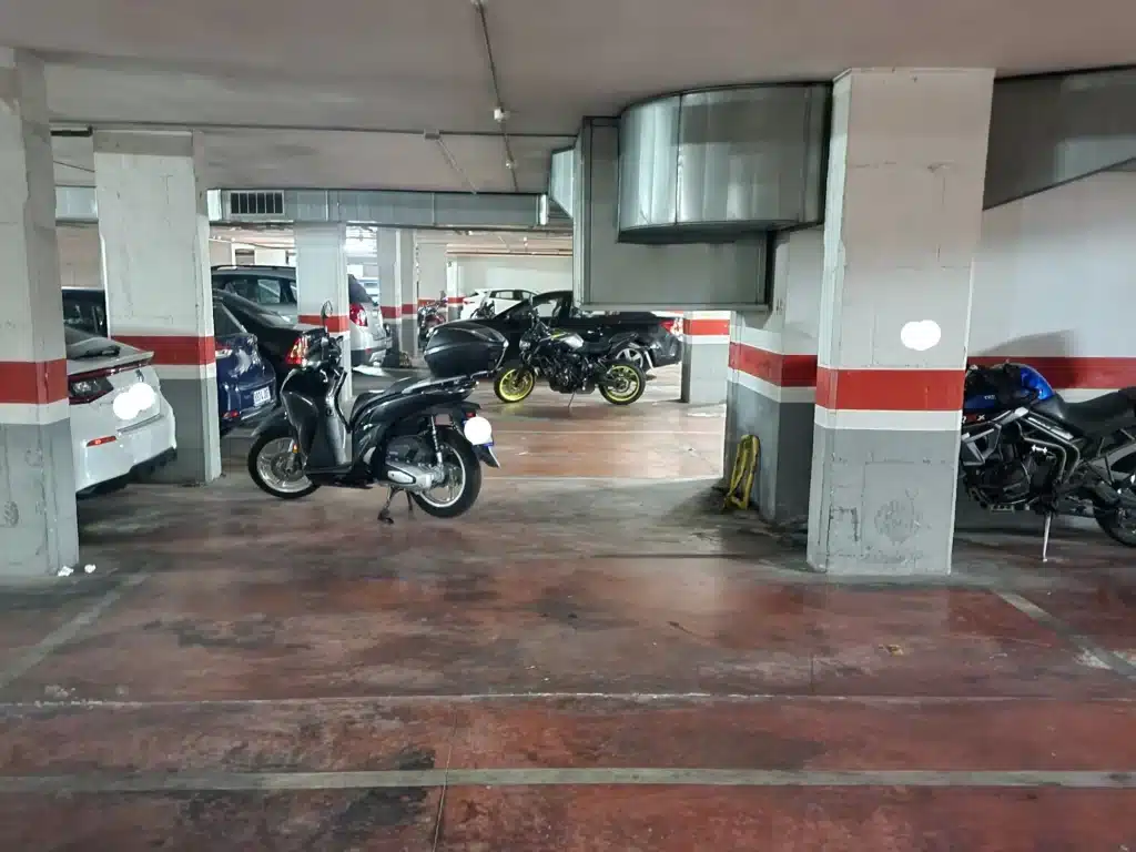 Dos plazas en venta para coche y moto