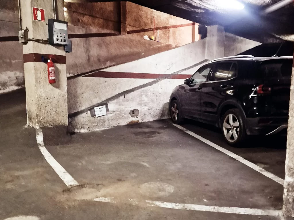 Parking en venta en calle Fortuny Hospitalet de Llobregat, con pocas maniobras para el estacionamiento